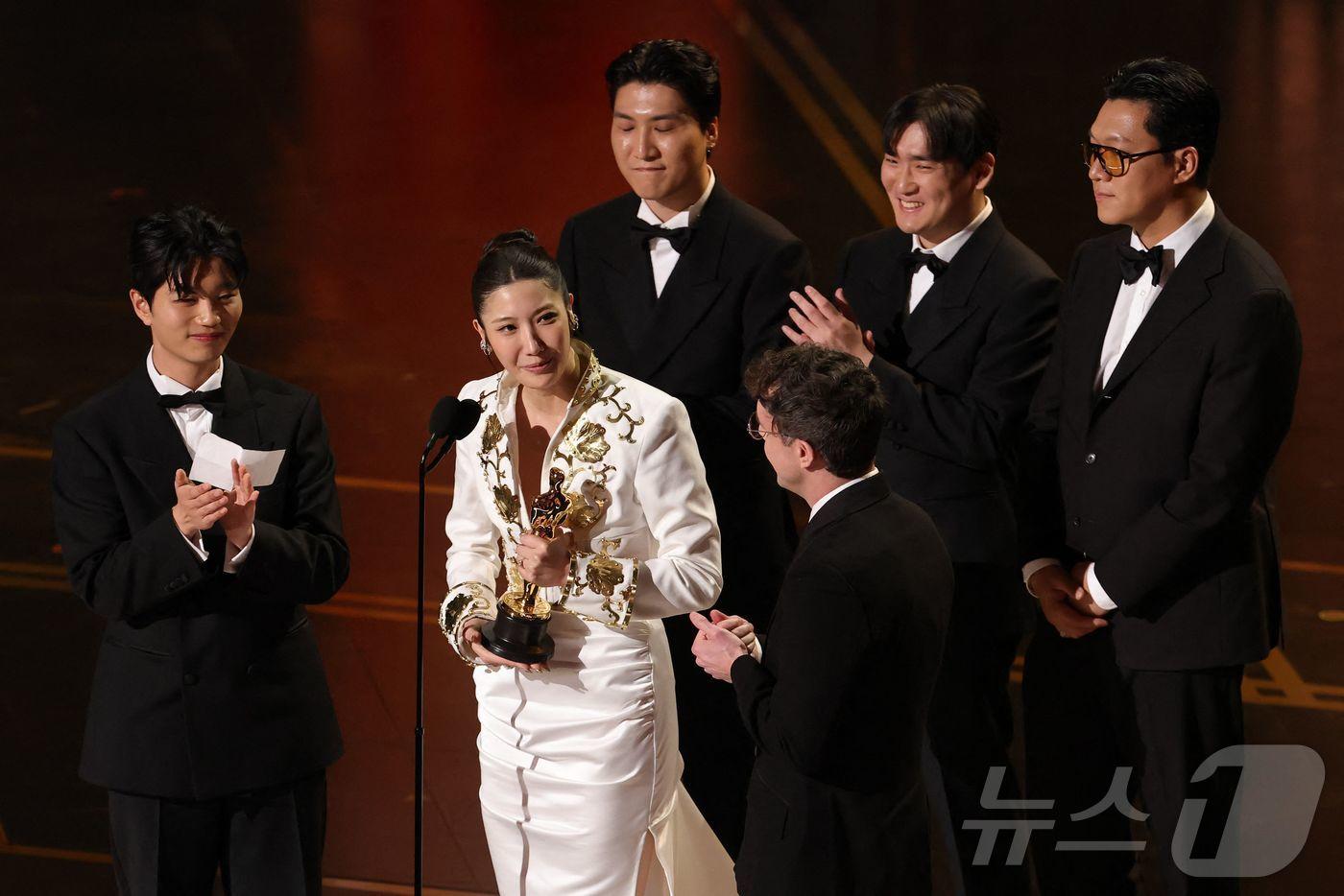 본문 이미지 - '케이팝 데몬 헌터스' OST '골든'의 주제가상 수상을 위해 나온 작곡팀  ⓒ AFP=뉴스1