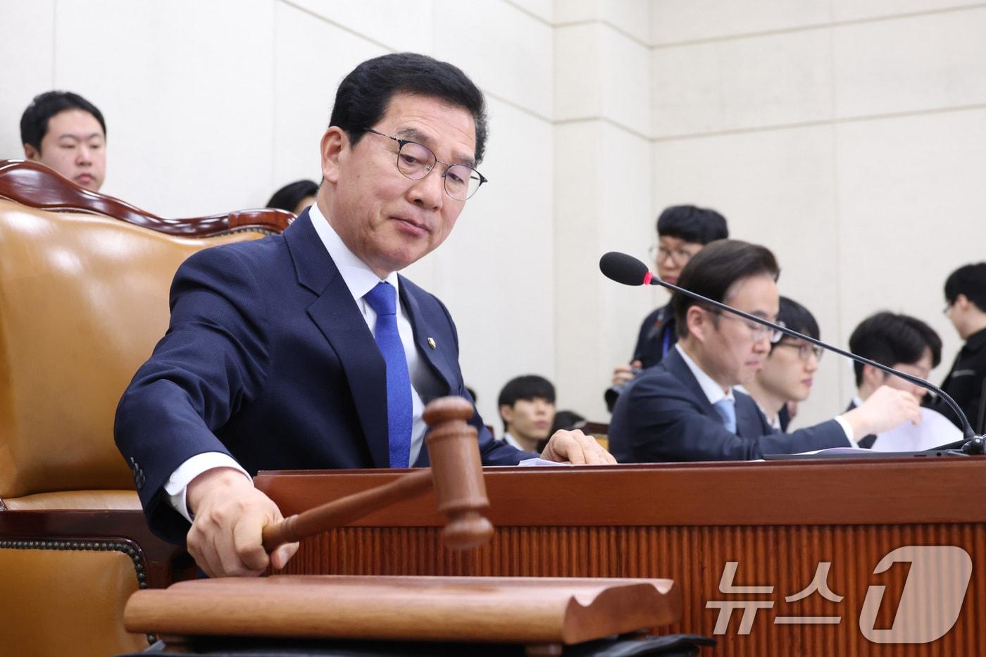 본문 이미지 - 신정훈 위원장이 18일 서울 여의도 국회에서 열린 행정안전위원회 전체회의에서 의사봉을 두드리고 있다. 2026.3.18 ⓒ 뉴스1 신웅수 기자