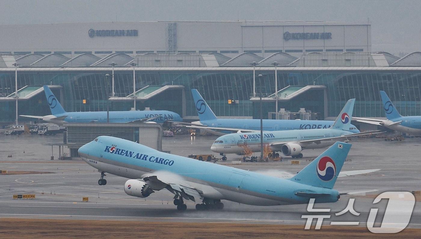 본문 이미지 - 인천국제공항에서 이착륙하는 항공기의 모습. (자료사진) ⓒ 뉴스1 최지환 기자