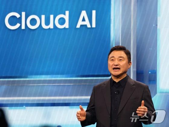 본문 이미지 - 노태문 삼성전자 대표이사 사장이 지난 1월 미국에서 개최된 CES 2026 콘퍼런스에서 발언을 하고 있다./뉴스1 황기선 기자