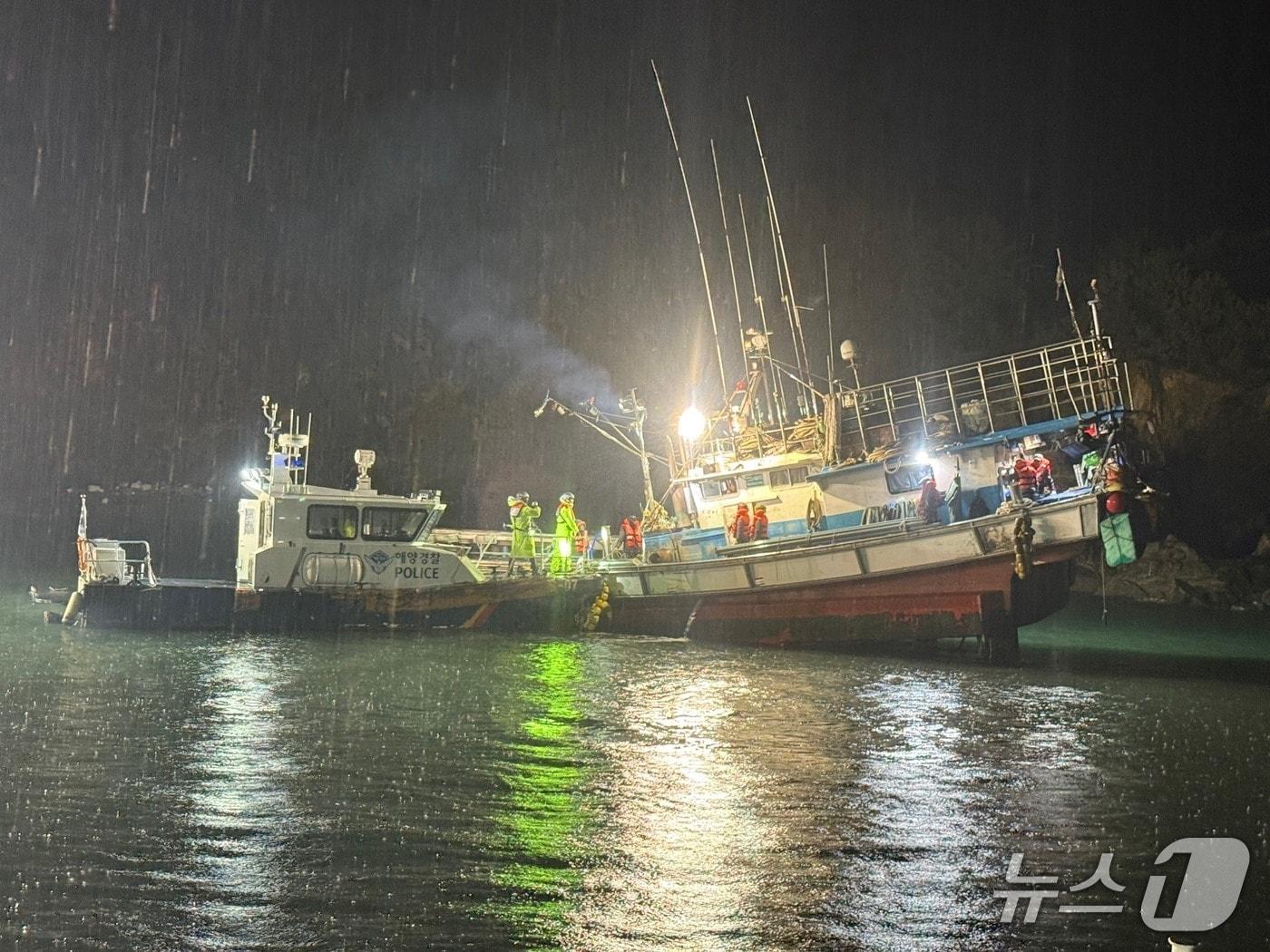 본문 이미지 - 태안 소원면 모항항 해상서 암초에 걸린 어선. (태안해경 제공, 재판매 및 DB금지) / 뉴스1