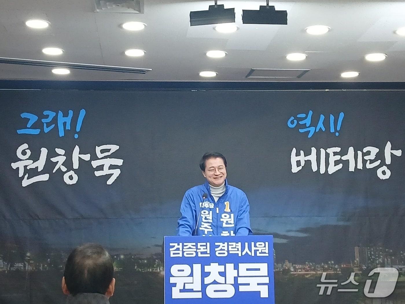 본문 이미지 - 제9회 전국동시지방선거의 강원 원주시장에 도전하는 더불어민주당 소속 원창묵 예비후보가 18일 원주시청에서 회견을 열고, 강릉원주대를 통합해 출범한 강원대를 향해 원주캠퍼스의 공과대학 신설을 제안하고 있다. 2026.3.18/뉴스1 신관호 기자