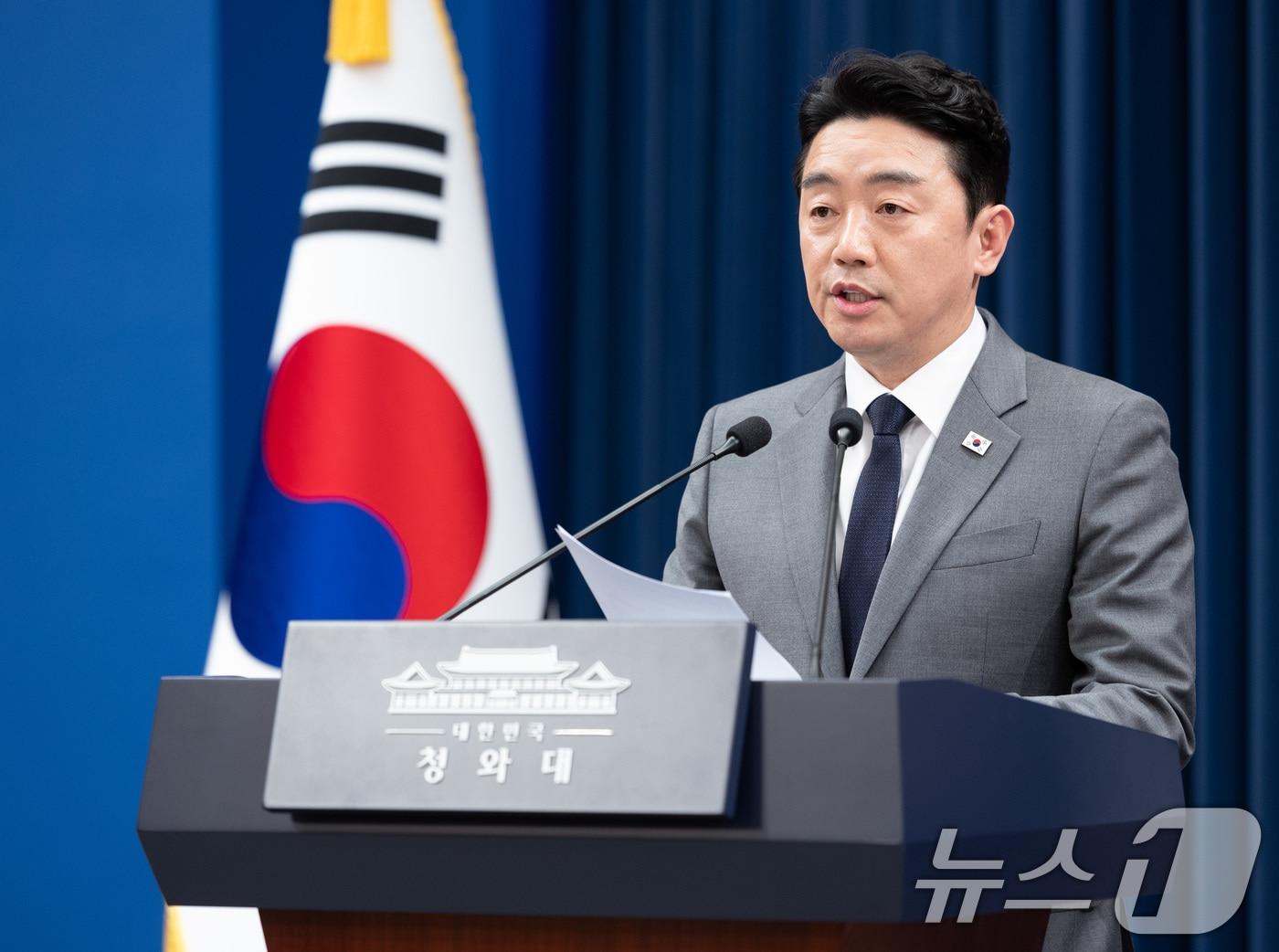 본문 이미지 - 강훈식 비서실장이 18일 춘추관에서 전략경제협력 대통령 특사 UAE 방문 결과 브리핑을 하고 있다. 2026.3.18 ⓒ 뉴스1 이재명 기자