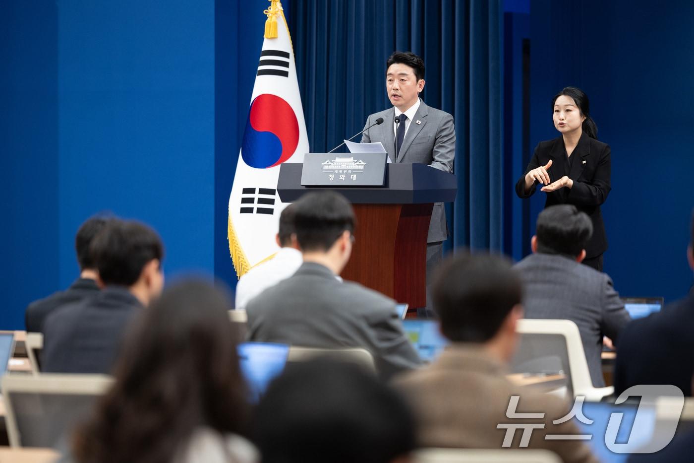 본문 이미지 - 강훈식 비서실장이 18일 춘추관에서 전략경제협력 대통령 특사 UAE 방문 결과 브리핑을 하고 있다. 2026.3.18 ⓒ 뉴스1 이재명 기자