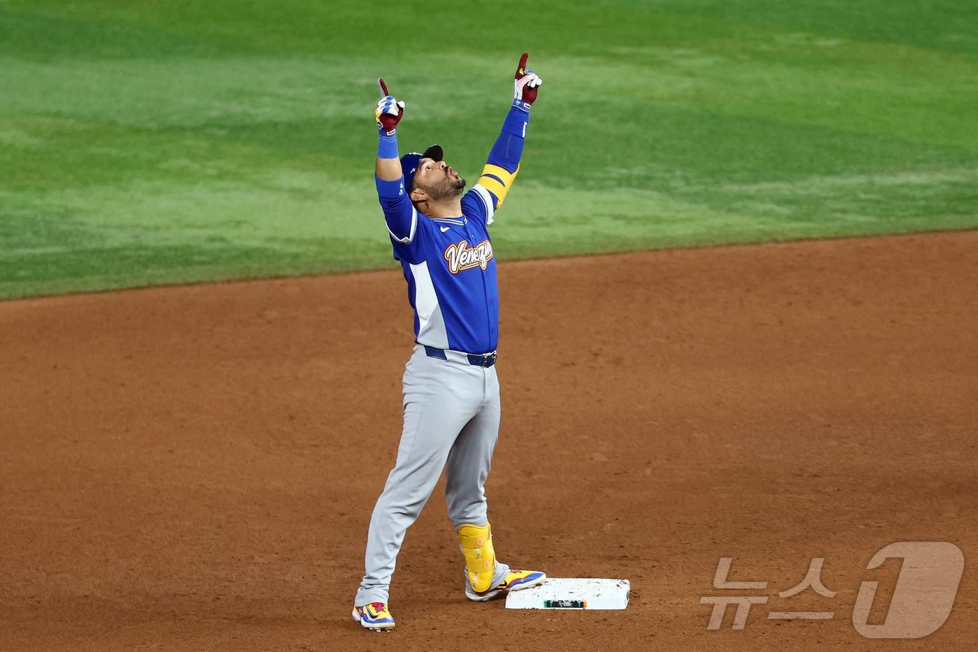 본문 이미지 - 에우헤니오 수아레스(베네수엘라)가 18일(한국시간) 열린 2026 WBC 결승 미국전 8회초 결승 1타점 2루타를 친 뒤 기뻐하고 있다. ⓒ AFP=뉴스1