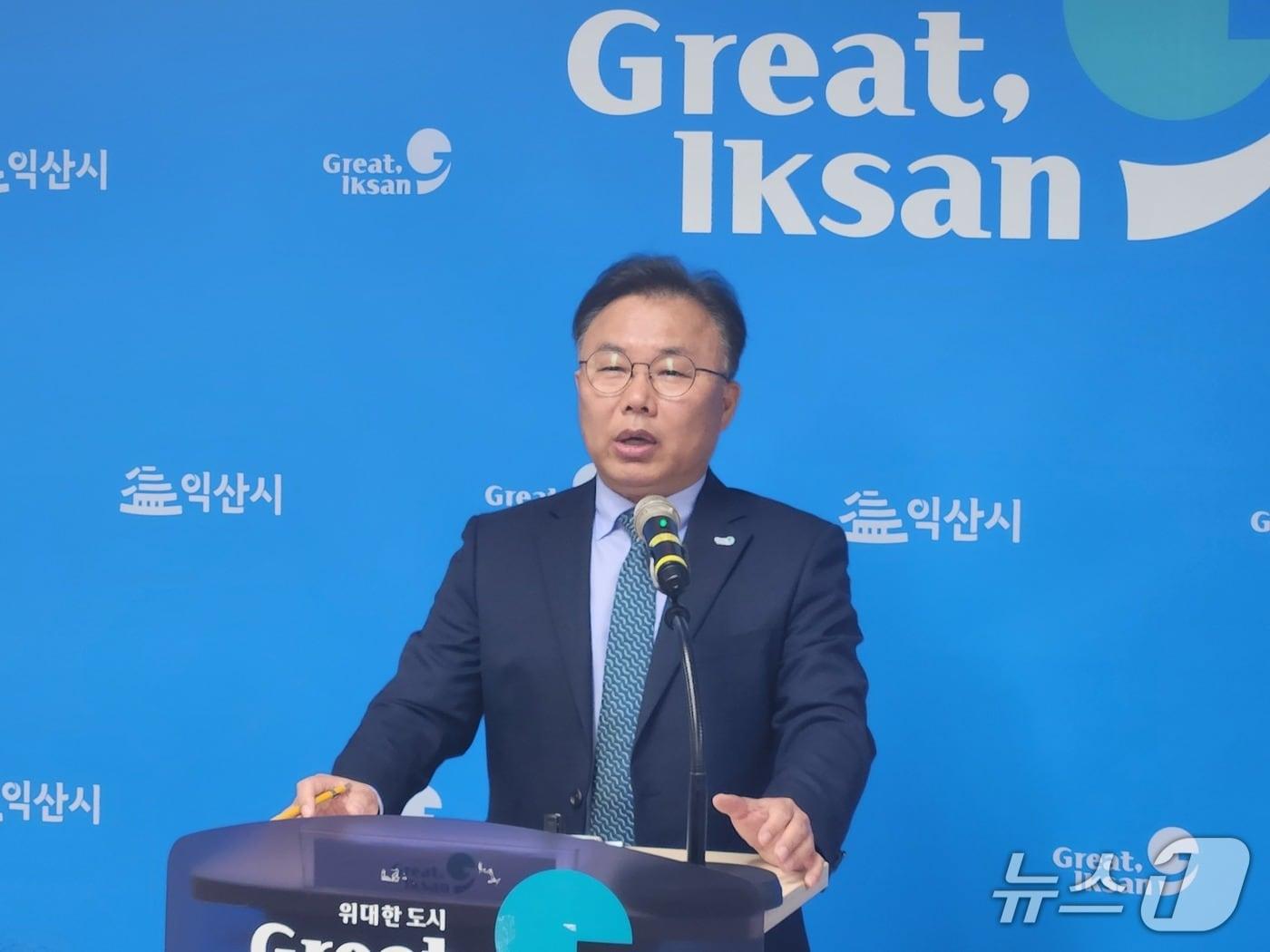 본문 이미지 - 김형훈 전북 익산시 녹색도시환경국장이 18일 시청 브리핑룸에서 영농철 환경오염 행위에 대한 엄정 대응 방침을 밝혔다. (익산시 제공. 재판매 및 DB 금지)