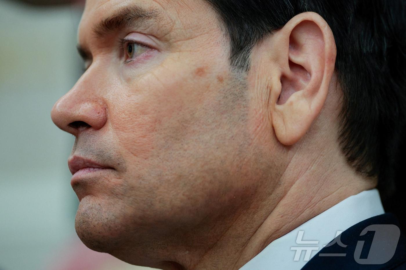 본문 이미지 - 마코 루비오 미국 국무장관이 17일(현지시간) 워싱턴DC 백악관에서 도널드 트럼프 미국 대통령과 마이클 마틴 아일랜드 총리의 회담을 지켜보고 있다. 2026.3.17 ⓒ 로이터=뉴스1