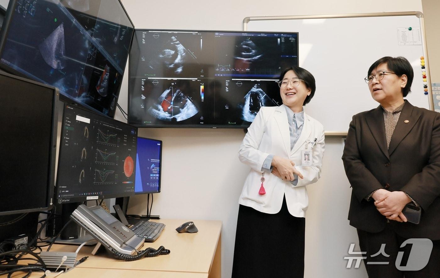 본문 이미지 - 정은경 보건복지부 장관이 인공지능(AI) 심초음파 솔루션을 활용 중인 분당서울대병원 심초음파실을 방문한 모습.(보건복지부 제공)