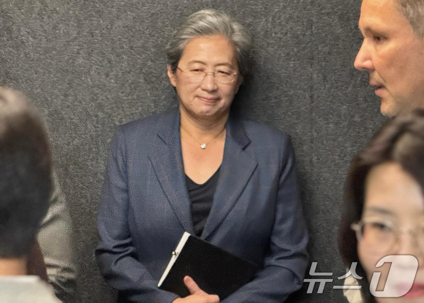 본문 이미지 - 리사 수 AMD 최고경영자(CEO)가 18일 오전 최수연 네이버 대표를 만나기 위해 경기 성남시에 위치한 네이버 사옥을 찾아 대기하고 있다. (공동취재)2026.3.18 ⓒ 뉴스1 김민재 기자