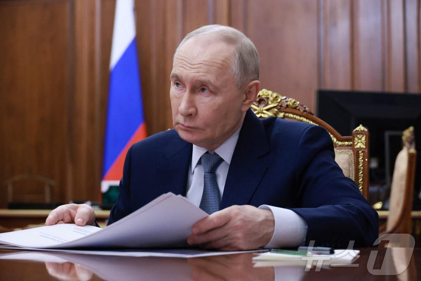 본문 이미지 - 블라디미르 푸틴 러시아 대통령이 16일(현지시간) 러시아 모스크바에서 우드무르트 공화국 수장과의 회담에 참석하고 있다. 2026.3.16 ⓒ 로이터=뉴스1