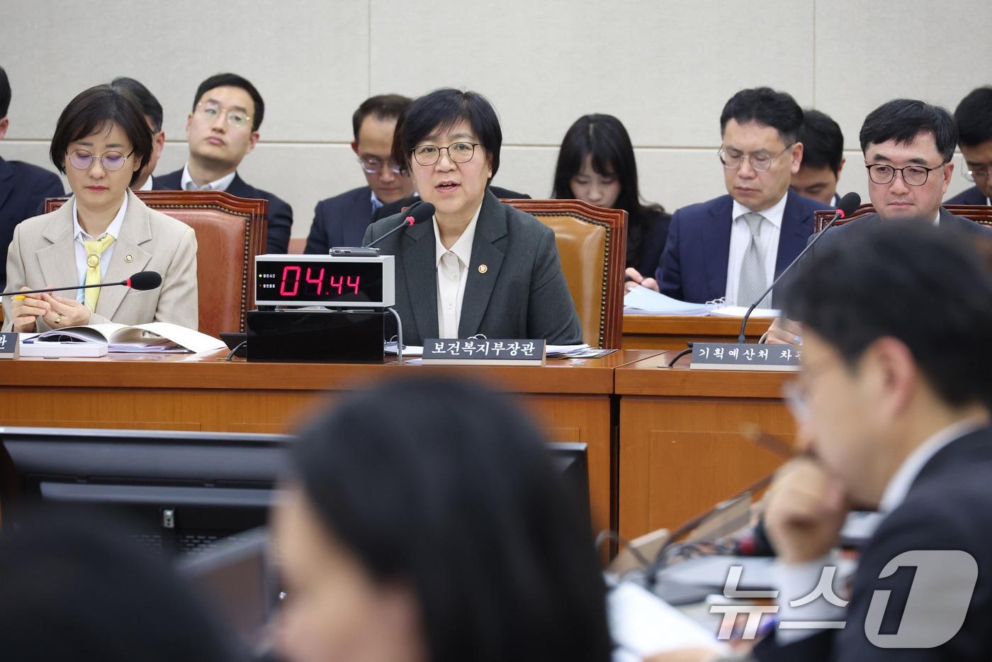 본문 이미지 - 정은경 보건복지부 장관이 18일 서울 여의도 국회에서 열린 연금개혁특별위원회 전체회의에서 의원 질의에 답변하고 있다. ⓒ 뉴스1 신웅수 기자