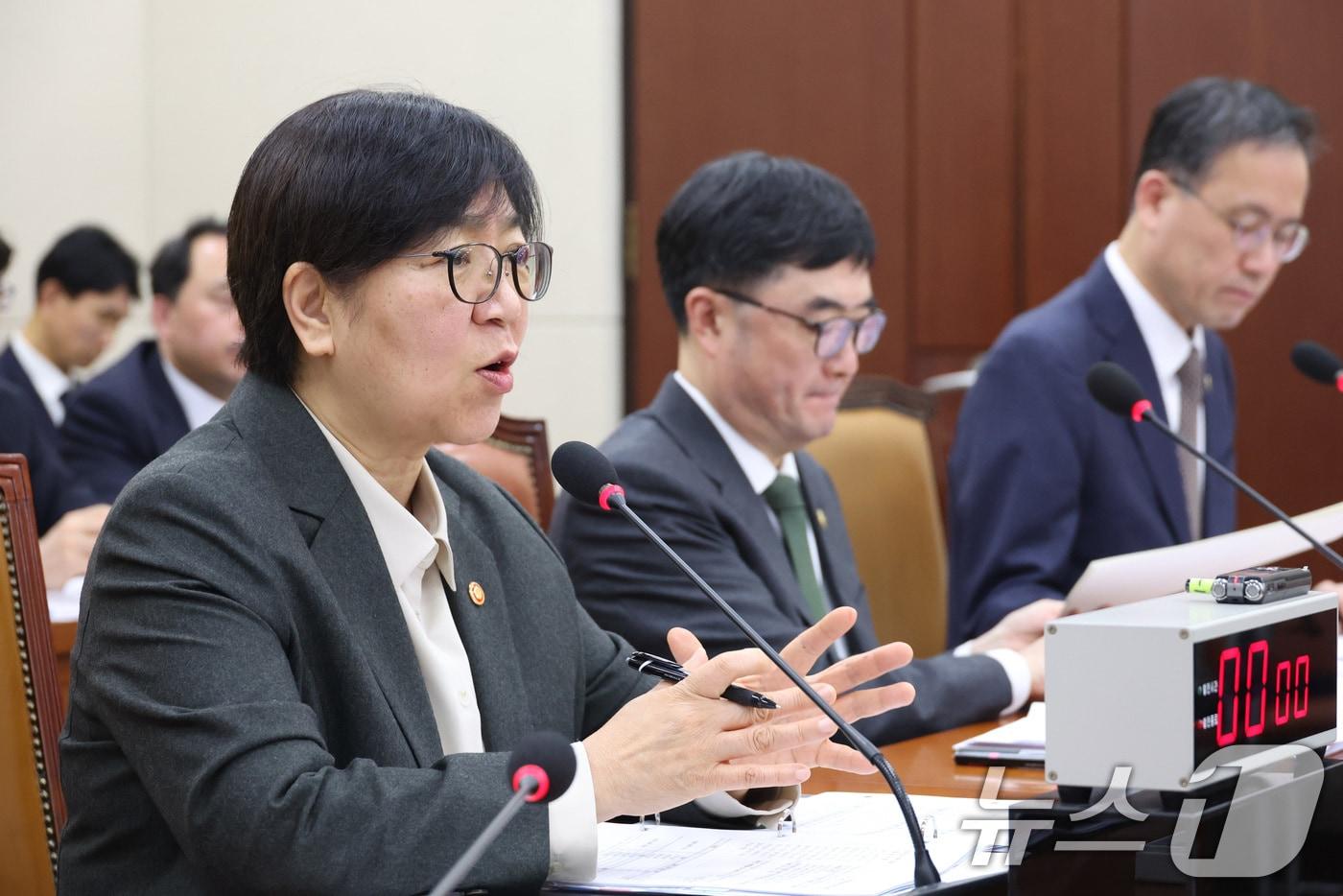 본문 이미지 - 정은경 보건복지부 장관이 18일 서울 여의도 국회에서 열린 연금개혁특별위원회 전체회의에서 의원 질의에 답변하고 있다. 2026.3.18 ⓒ 뉴스1 신웅수 기자