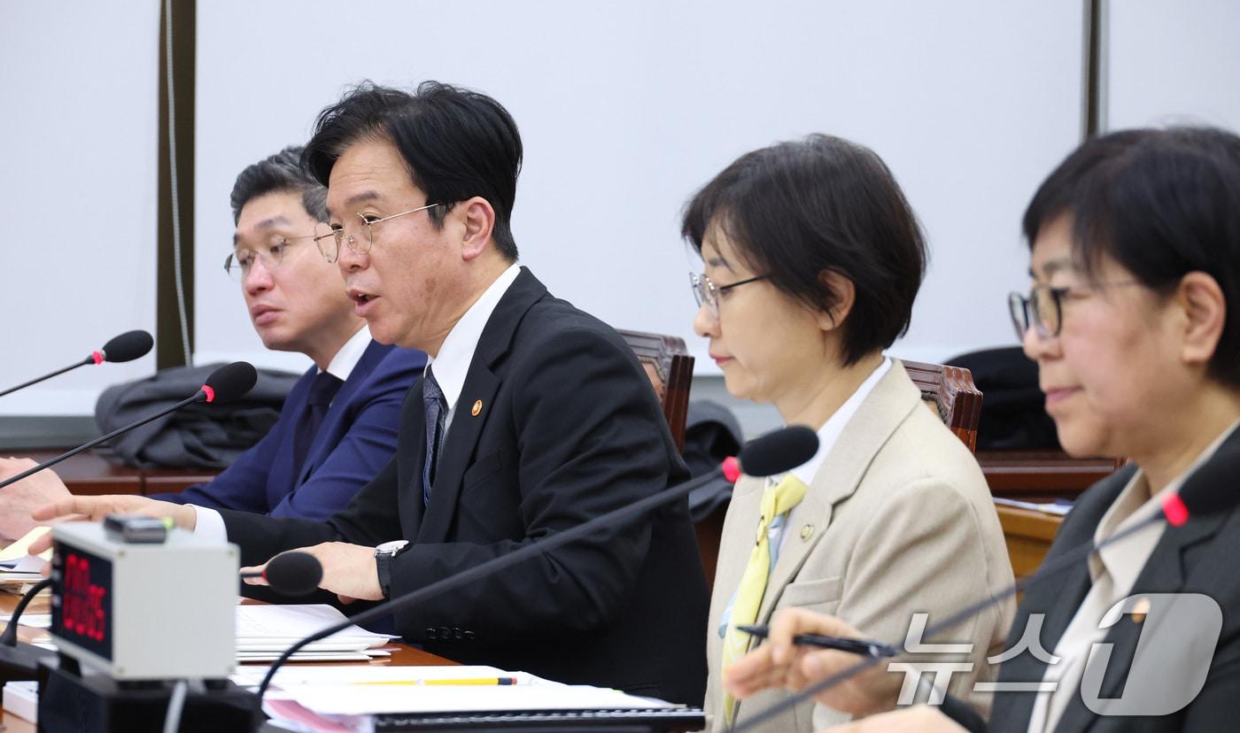 본문 이미지 - 김영훈 고용노동부 장관이 18일 서울 여의도 국회에서 열린 연금개혁특별위원회 전체회의에서 의원 질의에 답변하고 있다. 2026.3.18 ⓒ 뉴스1 신웅수 기자