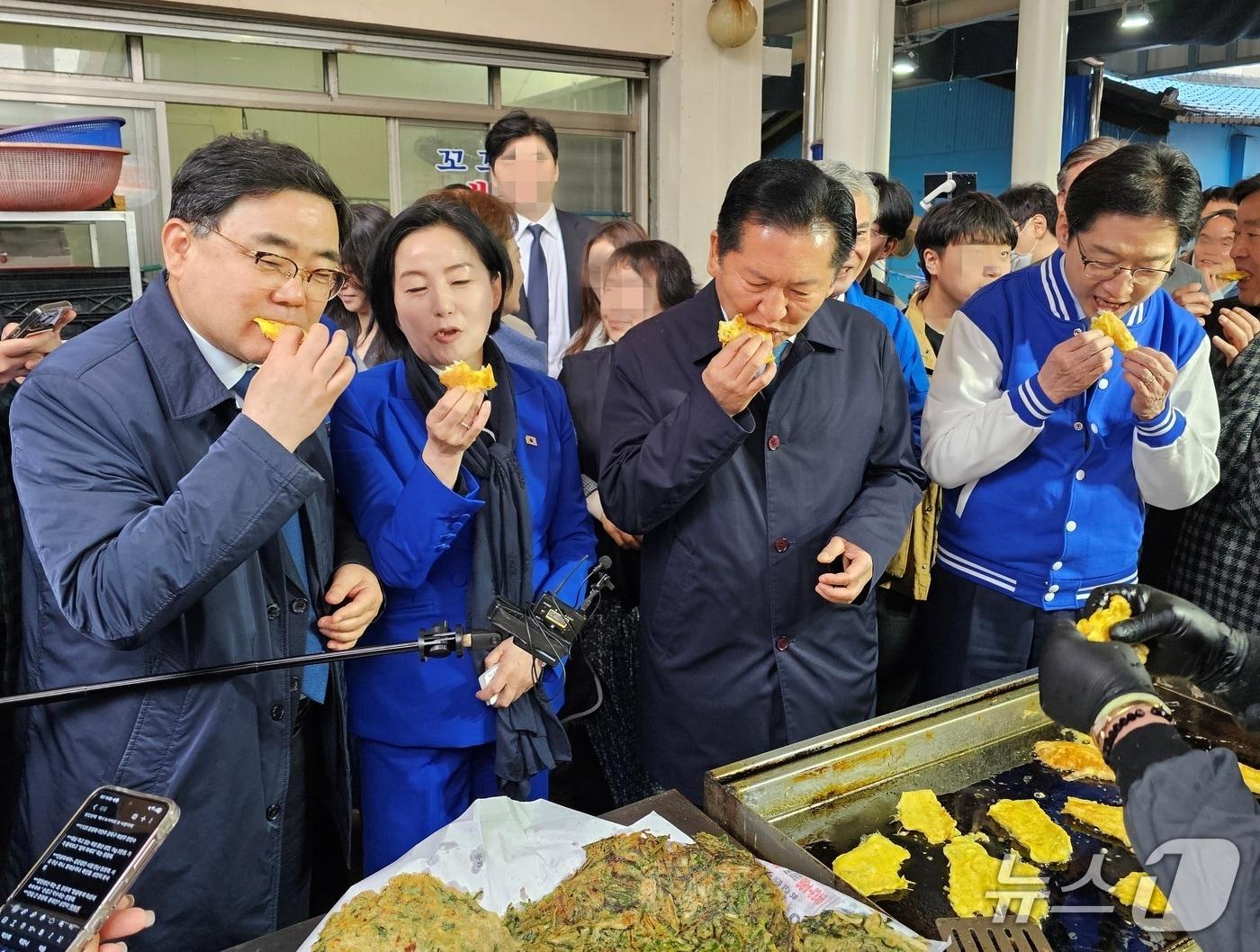 본문 이미지 - 하동군 진교공설시장을 18일 방문한 허성무 의원(창원시 성산구)과 제윤경 하동군수 예비후보, 정청래 대표, 김경수 경남도지사 예비후보(사진 왼쪽부터) 등 민주당 주요 인사들이 전을 맛보고 있다. 2026.3.18/뉴스1 한송학기자