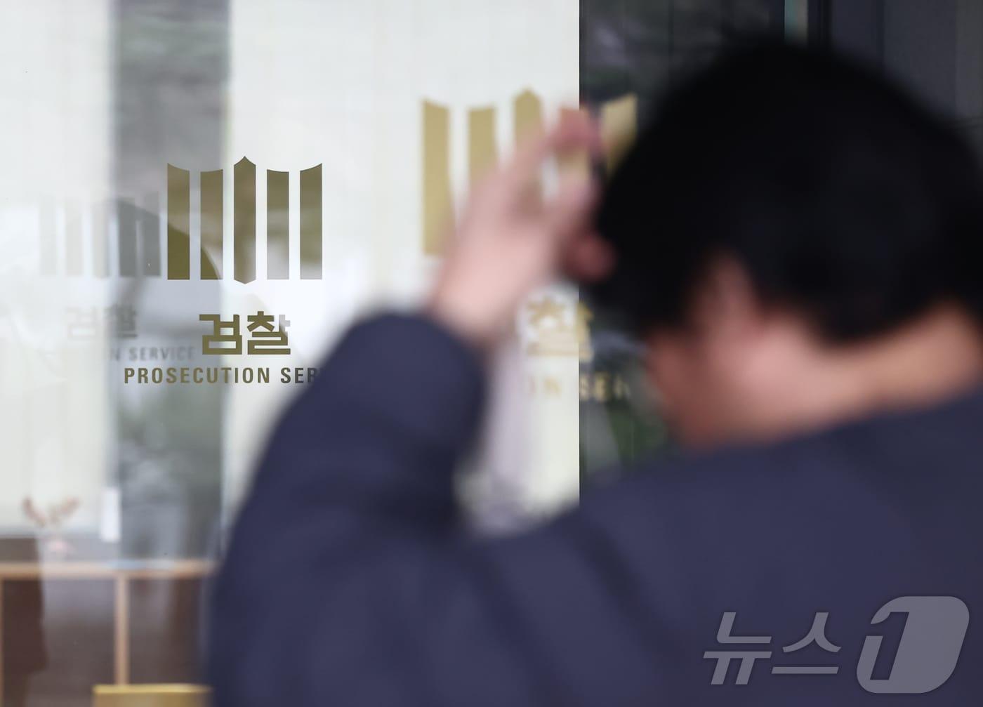 본문 이미지 - 서울 서초구 대검찰청에서 직원들이 오가고 있다.  2026.3.18 ⓒ 뉴스1 김민지 기자