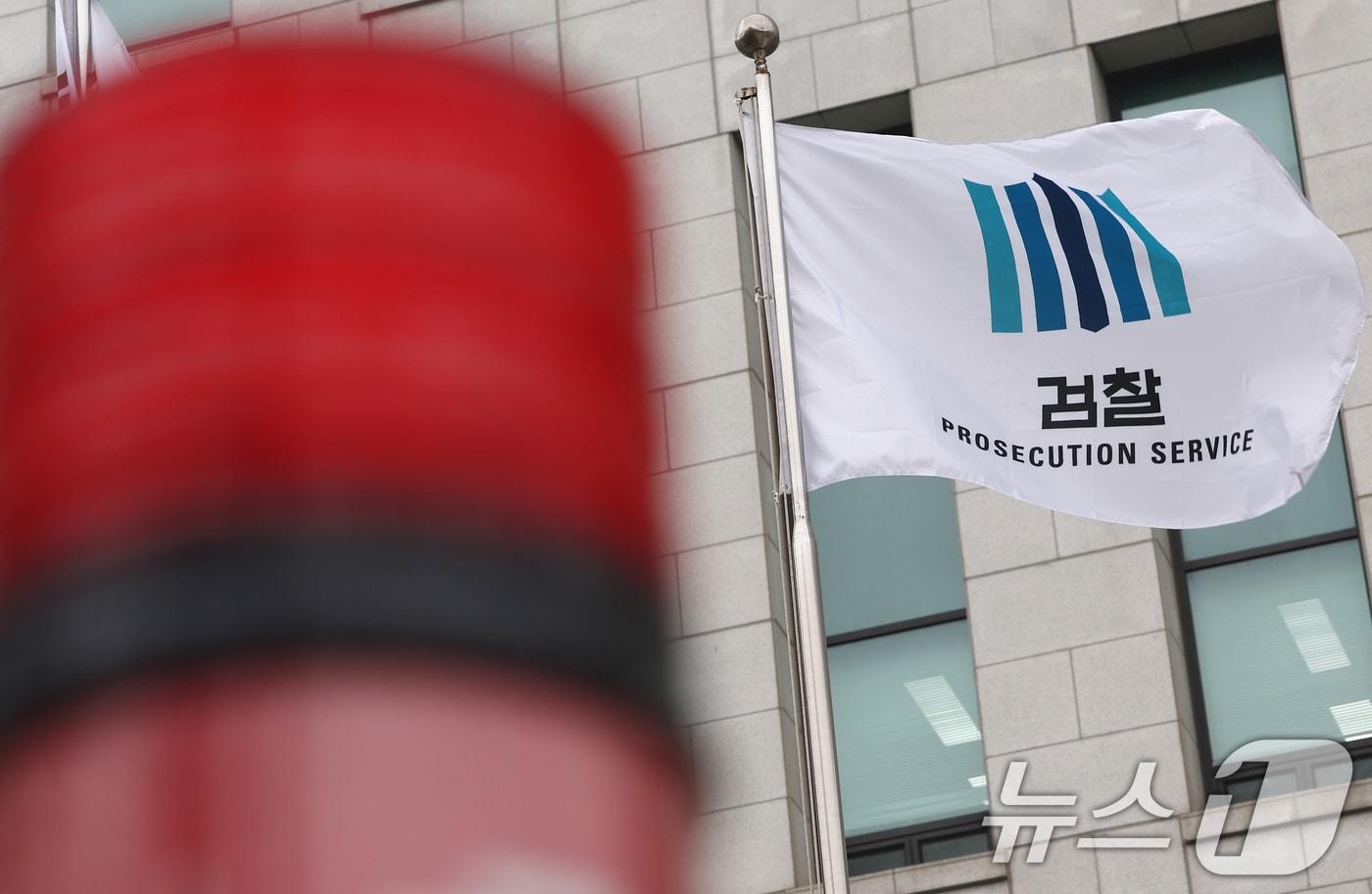 본문 이미지 - 검찰개혁법(중대범죄수사청·공소청법) 국회 처리를 하루 앞둔 18일 오전 서울 서초구 대검찰청에서 검찰 깃발이 바람에 펄럭이고 있다.  2026.3.18 ⓒ 뉴스1 김민지 기자