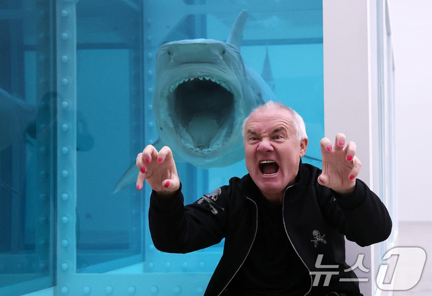 본문 이미지 - 세계적인 현대미술 거장 데이미언 허스트가 18일 오전 서울 종로구 국립현대미술관 서울에서 열린 '진실은 없어 그러나 모든 것은 가능하지' 기자간담회에서 포즈를 취하고 있다. 2026.3.18 ⓒ 뉴스1 박지혜 기자