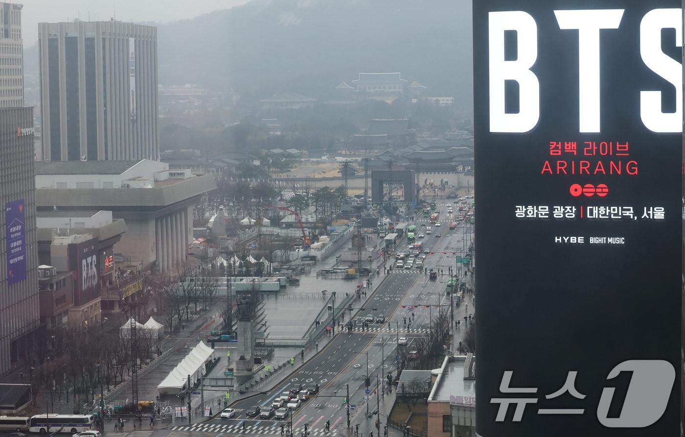 본문 이미지 - 방탄소년단(BTS) 완전체 컴백 공연을 사흘 앞둔 18일 서울 광화문광장 인근 빌딩 전광판에 컴백 공연을 알리는 광고가 표출되고 있다. 2026.3.18 ⓒ 뉴스1 오대일 기자