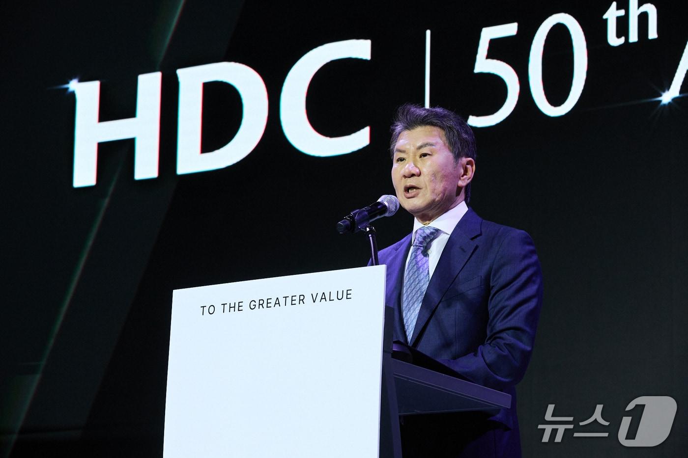 본문 이미지 - 서울 용산구 드래곤시티에서 열린 HDC그룹 창립 50주년 기념식에서 정몽규 HDC 회장이 축사를 하는 모습 (HDC그룹 제공)/뉴스1 ⓒ News1