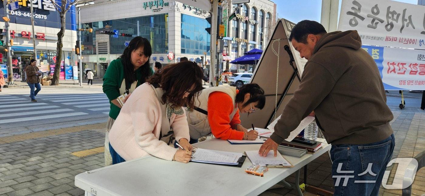 본문 이미지 - 제천시민들이 '신평창-신원주 송전선로의 제천 경유 반대' 등에 서명하고 있다.(백년회 제공. 재판매 및 DB금지)  