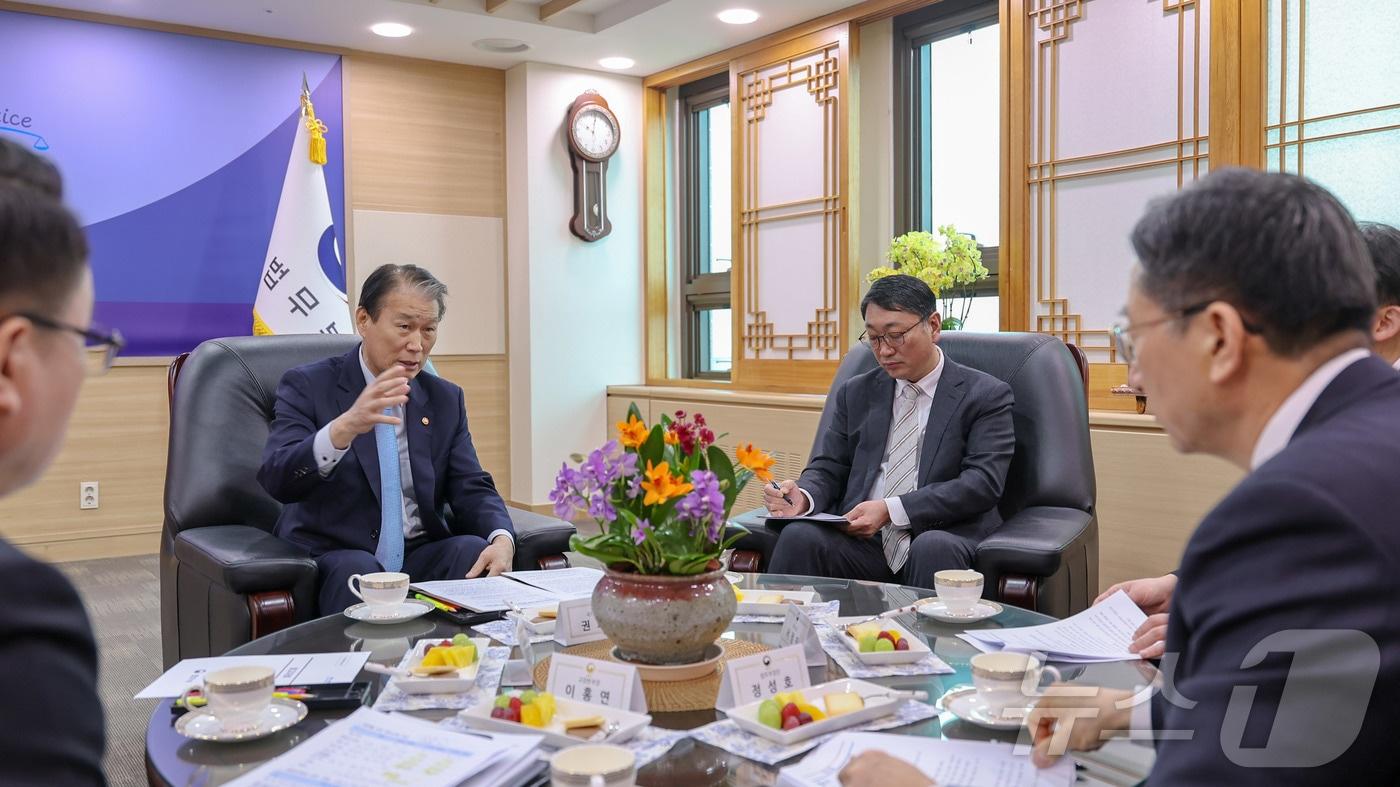 본문 이미지 - 권오을 국가보훈부 장관이 18일 오전 경기도 과천시 정부과천청사 법무부에 방문해 정성호 법무부 장관과  정책 협조 논의를 하고 있다. (국가보훈부 제공. 재판매 및 DB 금지) 2026.3.18 ⓒ 뉴스1