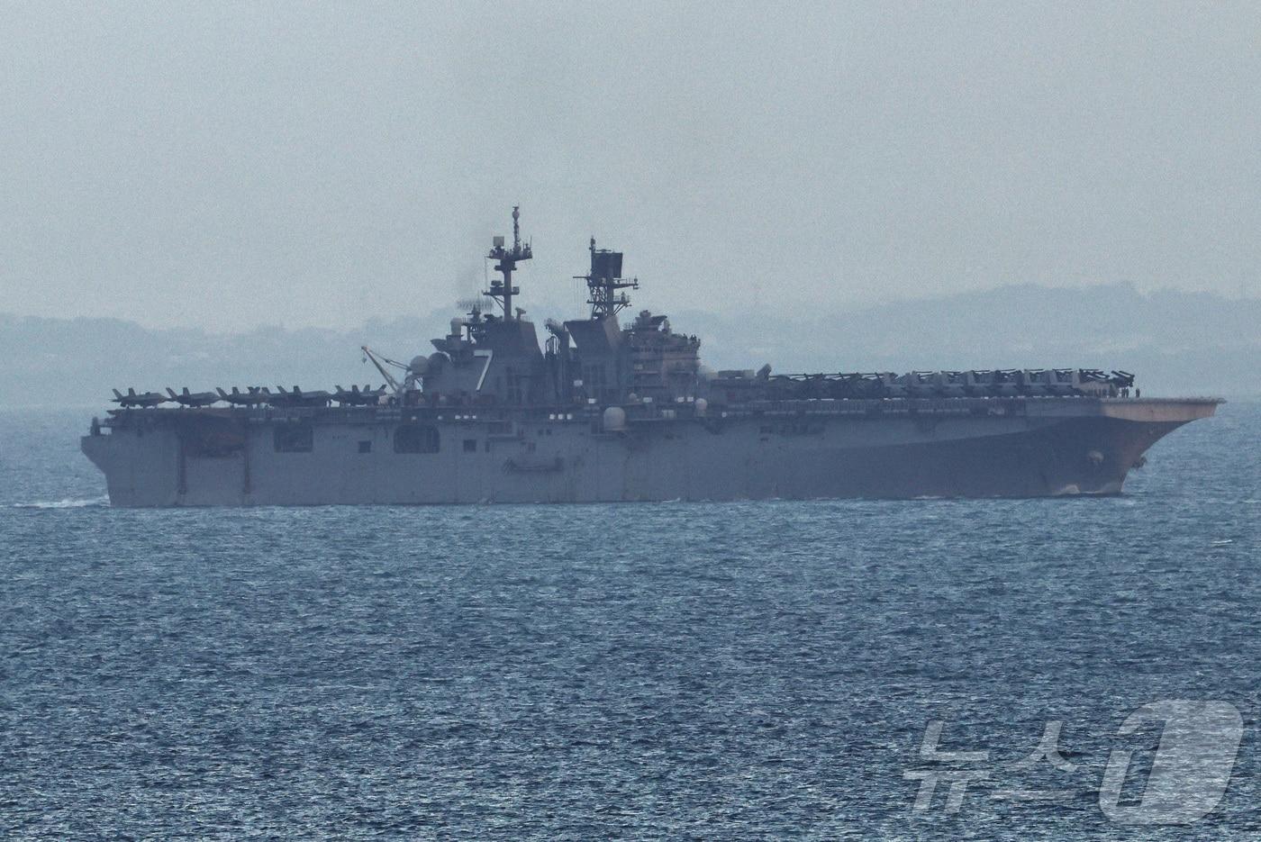 본문 이미지 - 17일(현지시간) 싱가포르에서 바라본 미 해군 상륙함 USS 트리폴리(LHA-7)의 모습 2026.03.17. ⓒ 로이터=뉴스1