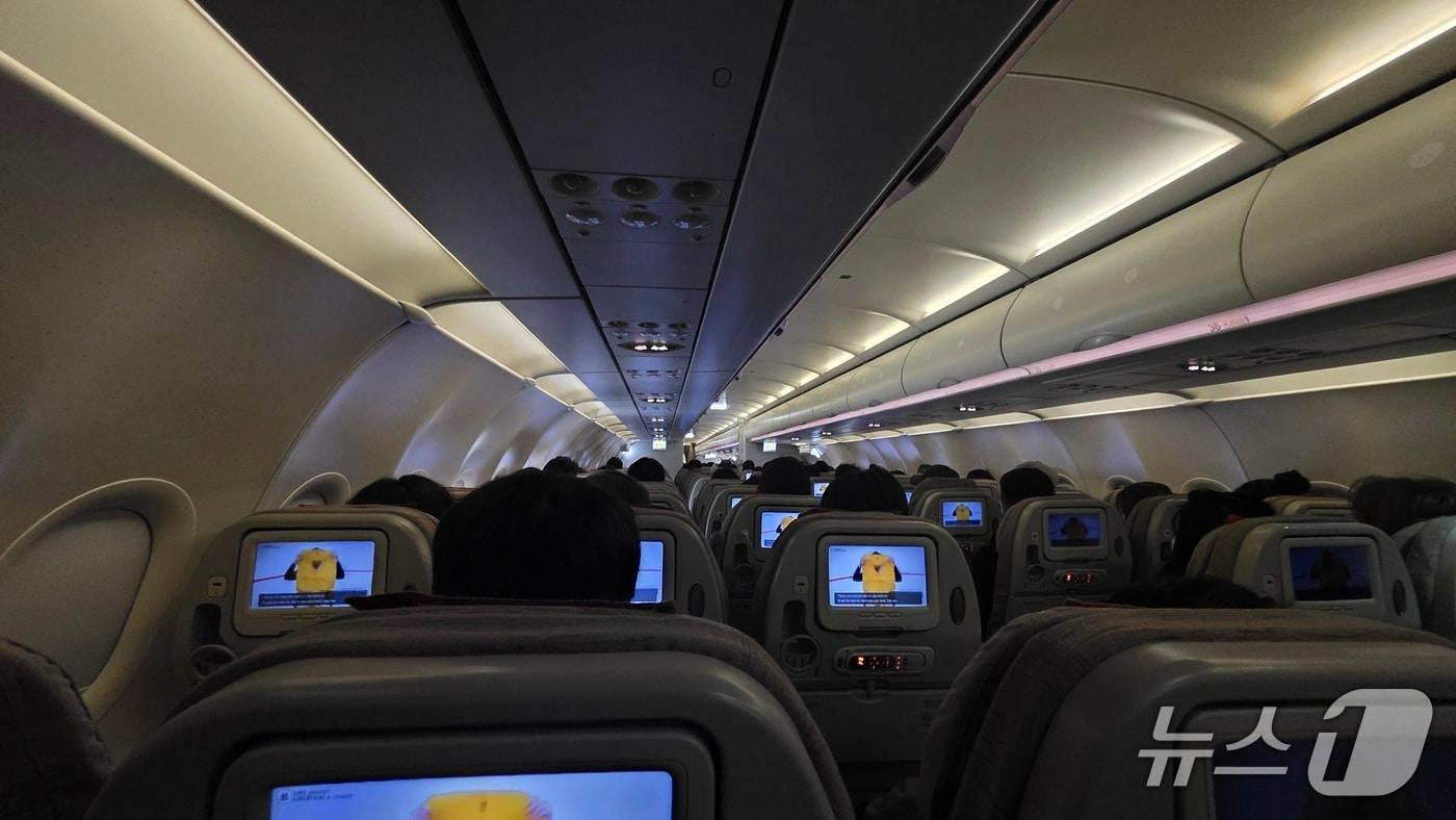 본문 이미지 - 18일 제주행 항공편이 기상 악화로 지연·결항되면서 승객들이 기내에서 대기하고 있다.(독자 제공. 재판매 및 DB 금지)