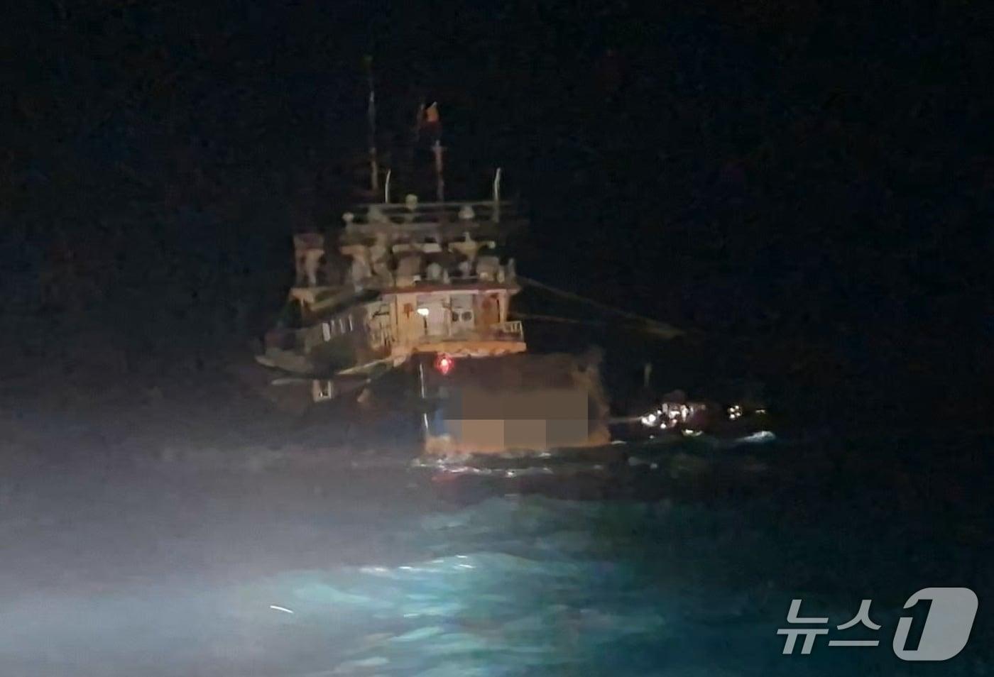 본문 이미지 - 무허가 조업하다 적발된 중국 어선(서귀포해경 제공. 재판매 및 DB금지)/뉴스1