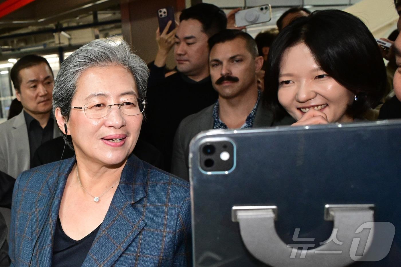 본문 이미지 - 리사 수 AMD 최고경영자와 최수연 네이버 대표가 18일 경기 성남시 분당구 네이버 사옥에서 디지털트윈 전시와 관련해 설명을 듣고 있다. (공동취재) 2026.3.18뉴스1 2026.3.18 ⓒ 뉴스1 김진환 기자