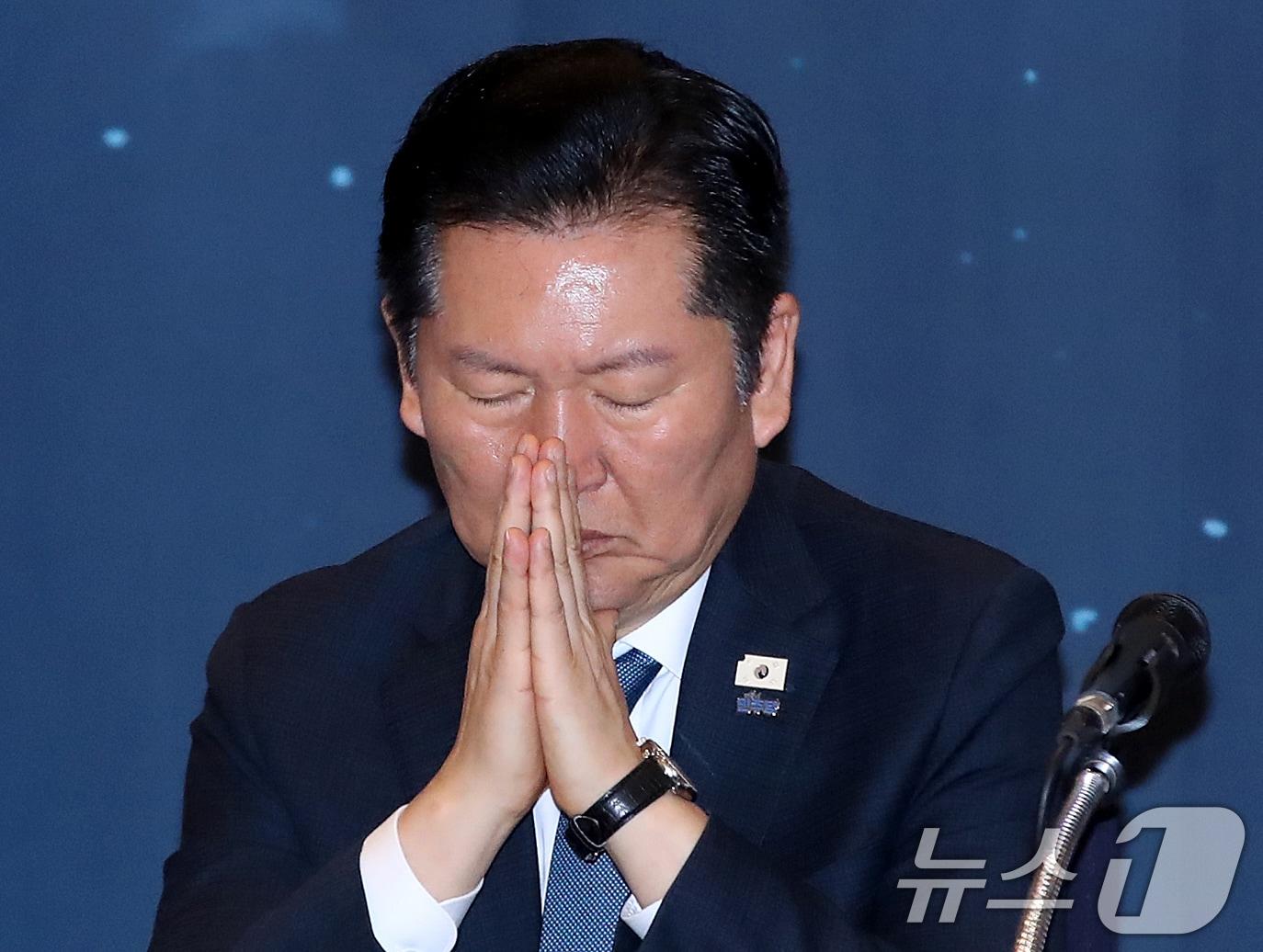 본문 이미지 - 정청래 더불어민주당 대표가 18일 오후 경남 진주 충무공동 MBC컨벤션진주에서 열린 민생 현장 최고위원회의에서 생각에 잠겨 있다. 2026.3.18 ⓒ 뉴스1 윤일지 기자