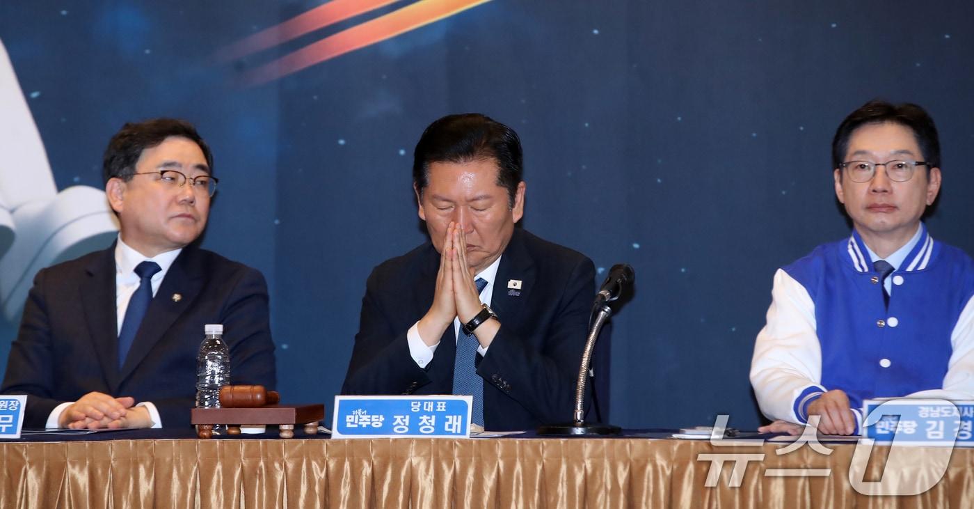 본문 이미지 - 정청래 더불어민주당 대표가 18일 오후 경남 진주 충무공동 MBC컨벤션진주에서 열린 민생 현장 최고위원회의에서 생각에 잠겨 있다. 사진 왼쪽부터 허성무 도당 위원장,  정청래 대표, 김경수 도지사 예비후보. 2026.3.18 ⓒ 뉴스1 윤일지 기자