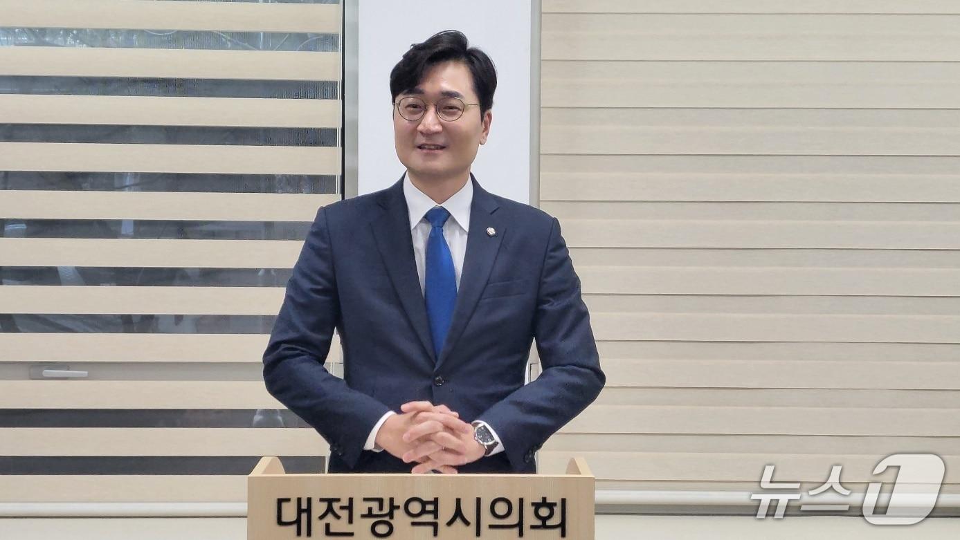본문 이미지 - 장철민 의원이 18일 오전 대전시의회 기자실에서 회견을 하고 있다. (박종명 기자) / 뉴스1