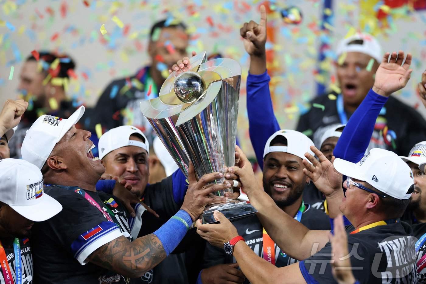 본문 이미지 - 베네수엘라 야구대표팀 선수들이 18일(한국시간) 미국 플로리다주 마이애미의 론디포 파크에서 열린 2026 월드베이스볼클래식(WBC) 결승전에서 미국을 3-2로 꺾고 우승을 차지한 후 트로피를 들고 환호하고 있다. ⓒ AFP=뉴스1