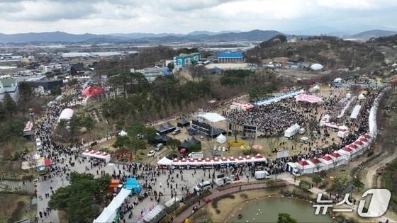 본문 이미지 -  지난해 딸기축제 행사 장면 (논산시 제공.재판매 및 DB금지)/뉴스1