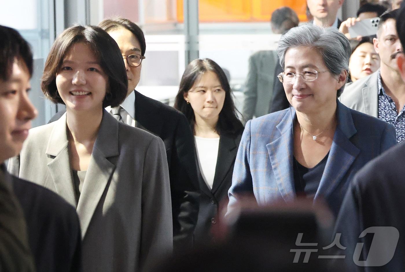 본문 이미지 - 리사 수 AMD 최고경영자(CEO)가 18일 오후 경기 성남시 네이버 본사를 방문해 최수연 네이버 대표와 사옥 내부를 둘러보고 있다. (공동취재) 2026.3.18 ⓒ 뉴스1 김진환 기자