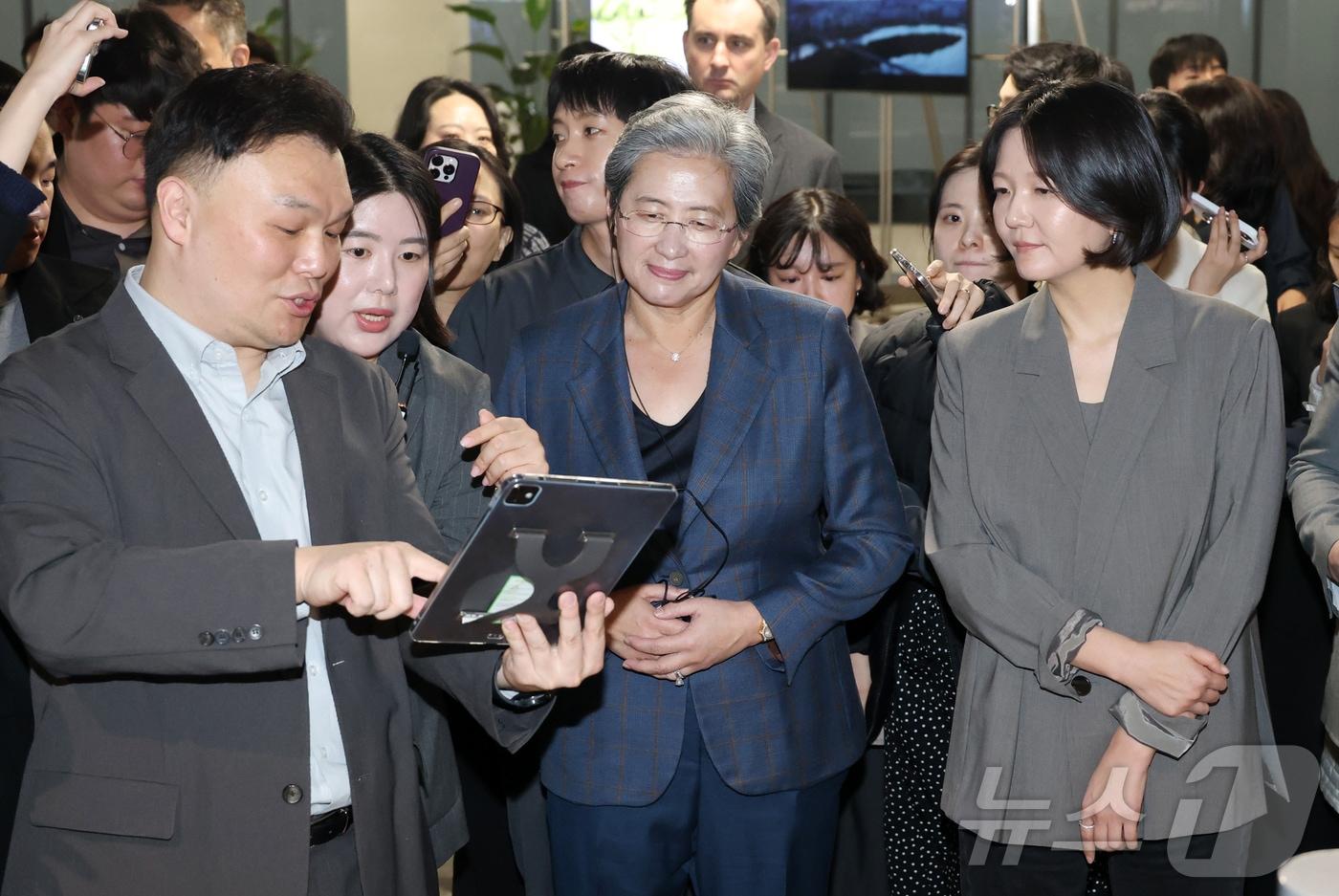 본문 이미지 - 리사 수 AMD 최고경영자(CEO)와 최수연 네이버 대표가 18일 오후 경기 성남시 분당구 네이버 본사에서 디지털트윈 전시 관련 설명을 듣고 있다. (공동취재) 2026.3.18 ⓒ 뉴스1 김진환 기자