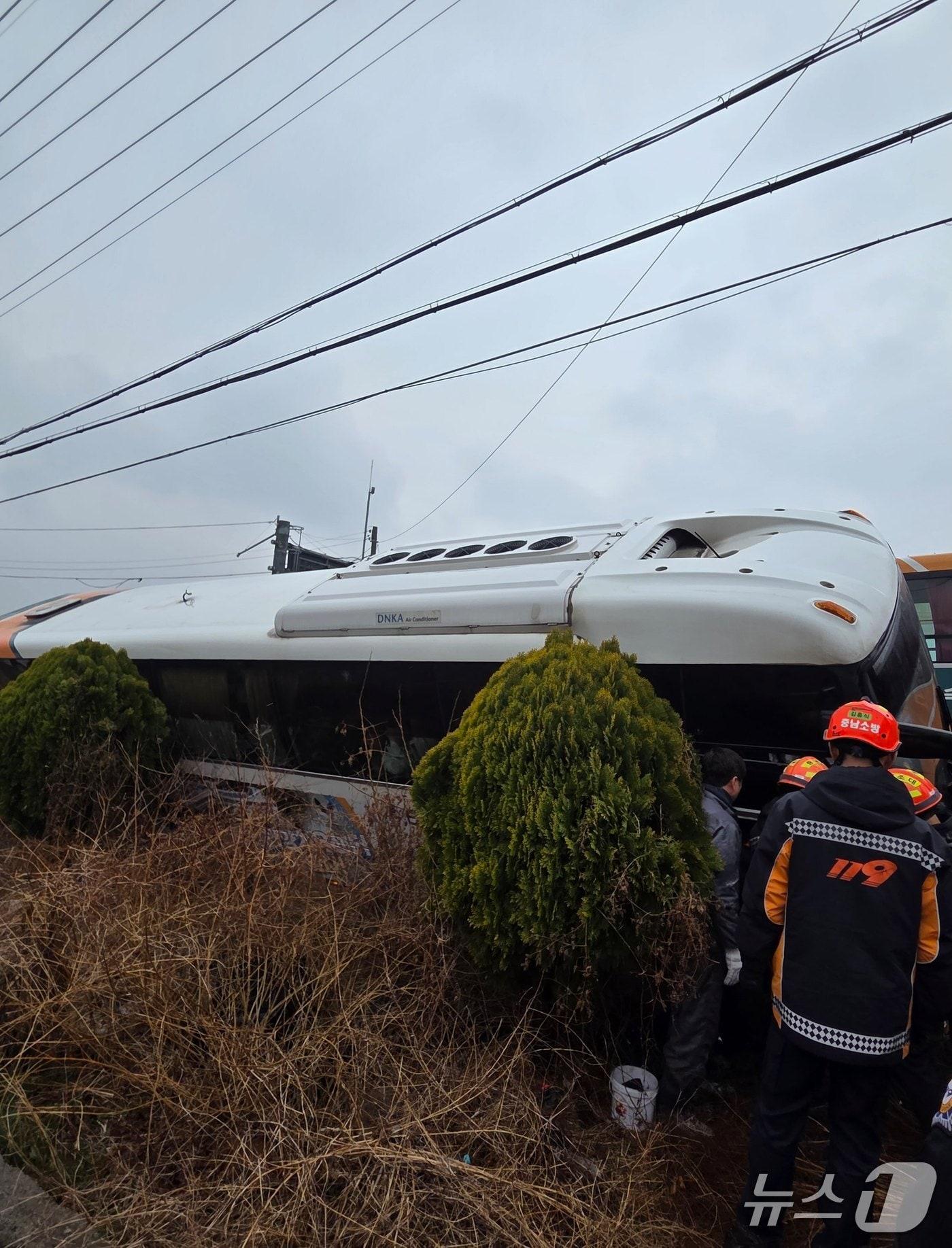 본문 이미지 -  서산 음암면 교통사고 현장. (서산소방서 제공, 재판매 및 DB금지) / 뉴스1