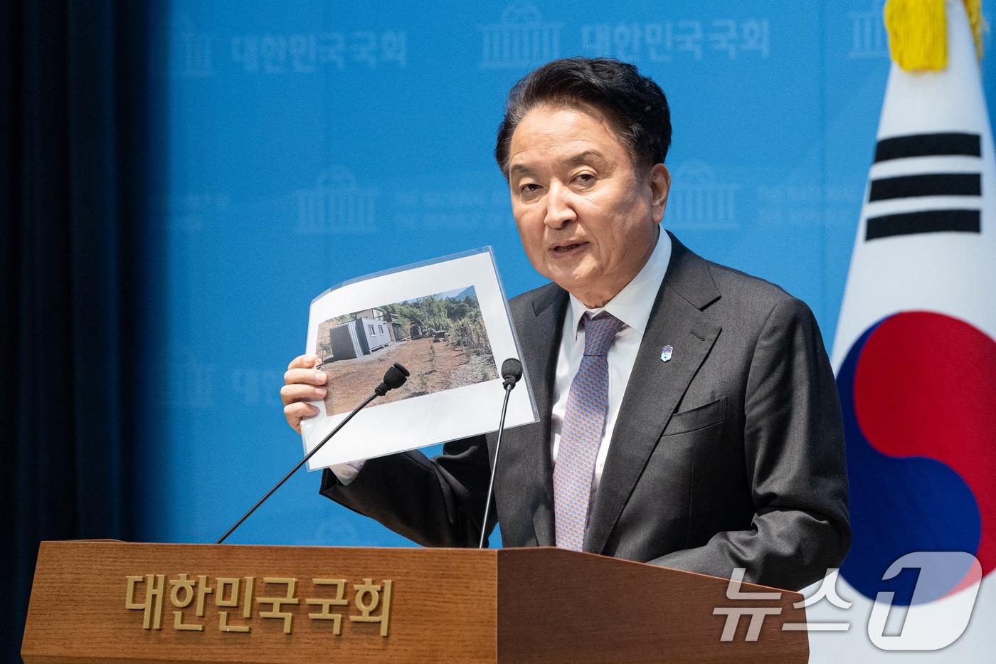 본문 이미지 - 국민의힘 지방선거 공천관리위원회(공관위)로부터 컷오프(공천 배제) 통보를 받은 김영환 충북도지사가 18일 서울 여의도 국회 소통관에서 컷오프 및 돈 봉투 수수 의혹으로 구속영장 관련 입장을 밝히고 있다. 2026.3.18 ⓒ 뉴스1 이승배 기자