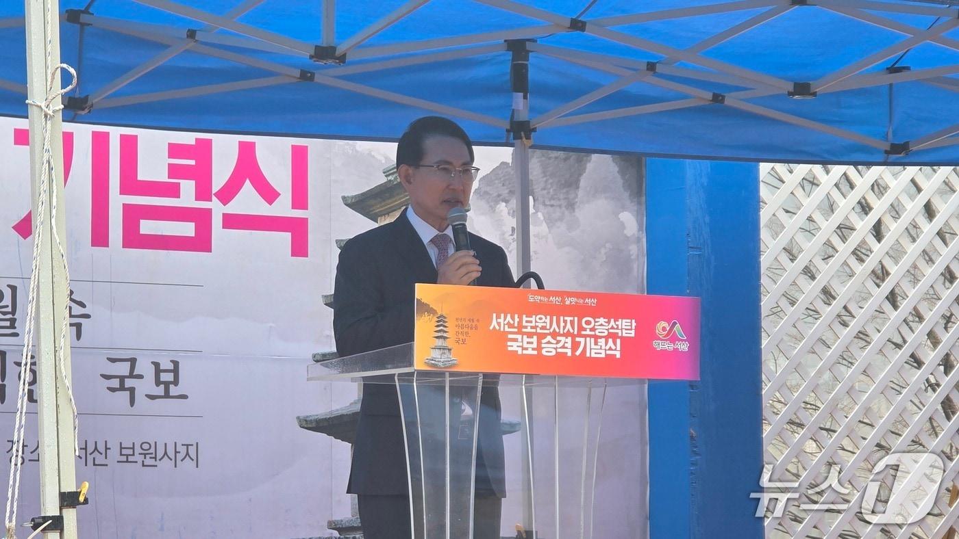 본문 이미지 - 18일 운산면 보원사지에서 열린 ‘서산 보원사지 오층석탑 국보 승격 기념식’에서 인사말을 하고 있는 이완섭 서산시장(재판매 및 DB금지)2026.3.18 ⓒ 뉴스1 김태완 기자