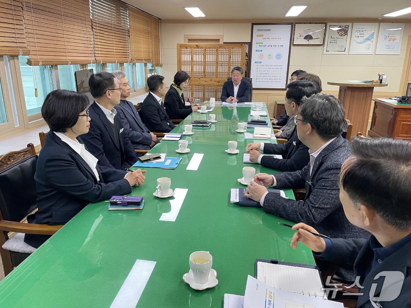 본문 이미지 - 18일  김정완 부시장 주재로 국·소장 간담회를 개최하고, 시정의 안정적 운영과 주요 현안 대응 방향을 논의했다(광양시 제공)