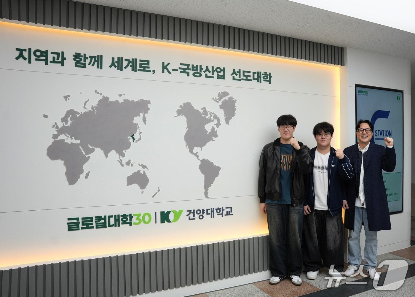 본문 이미지 - 왼쪽부터 곽근혁, 곽근석씨 학부장 정원희 교수 (건양대 제공.재판매 및 DB금지)/뉴스1