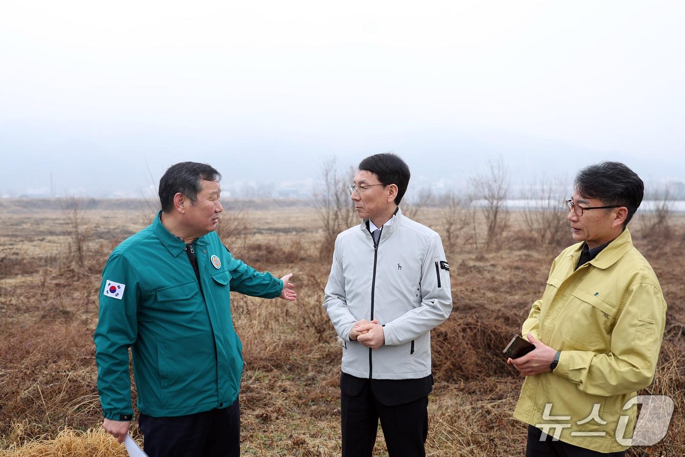 본문 이미지 - 18일 김성중 경기도 행정1부지사(가운데)가 용인시의 한 농지 현장을 방문해 불법 휴경 및 농지 이용 실태를 점검했다.(경기도 제공. 재판매 및 DB금지)/뉴스1