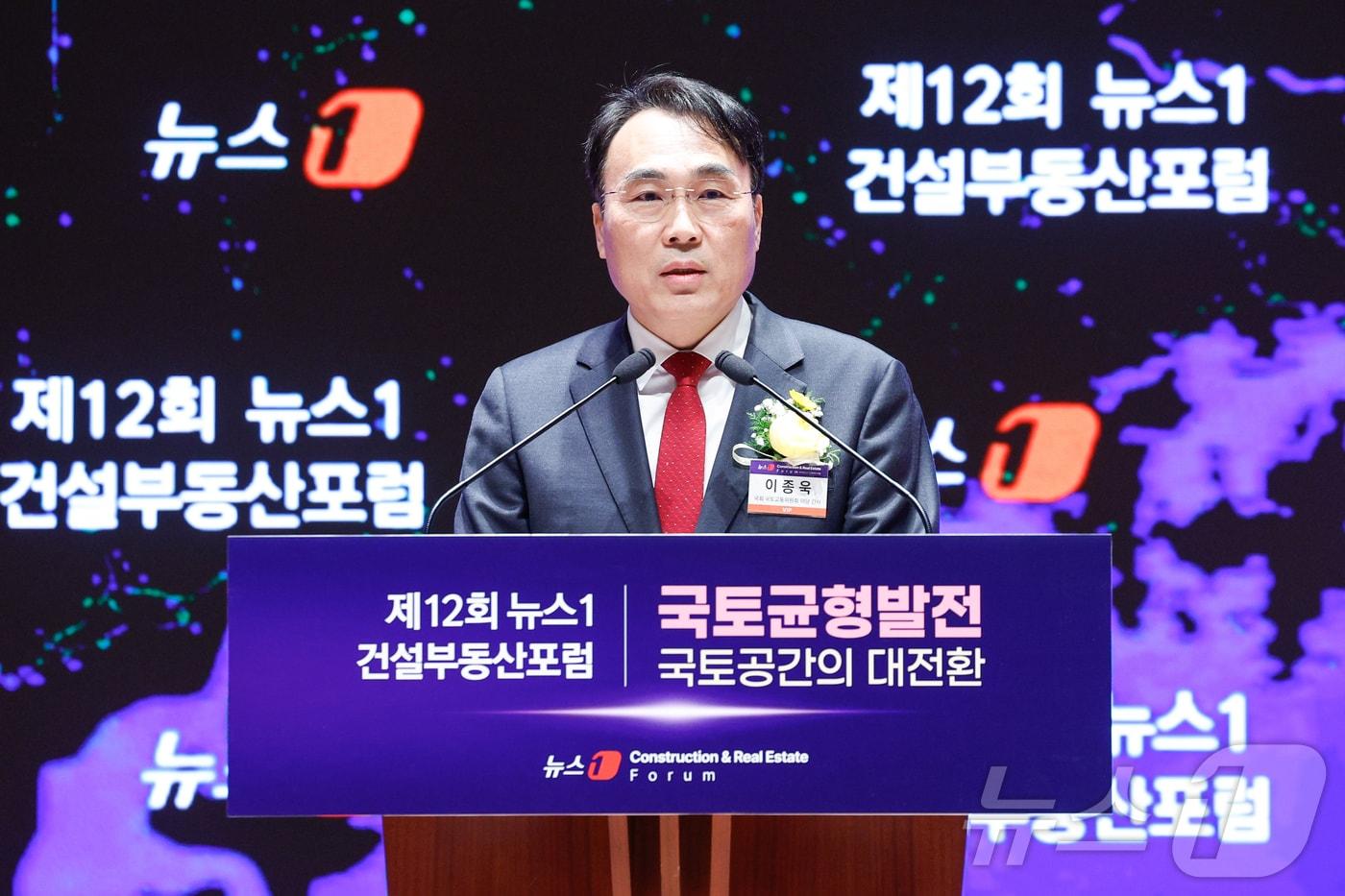 본문 이미지 - 국회 국토교통위원회 야당 간사인 이종욱 국민의힘 의원이 18일 오후 서울 여의도 한국거래소에서 열린 제12회 뉴스1 건설부동산포럼에 참석해 축사를 하고 있다. 2026.3.18 ⓒ 뉴스1 안은나 기자
