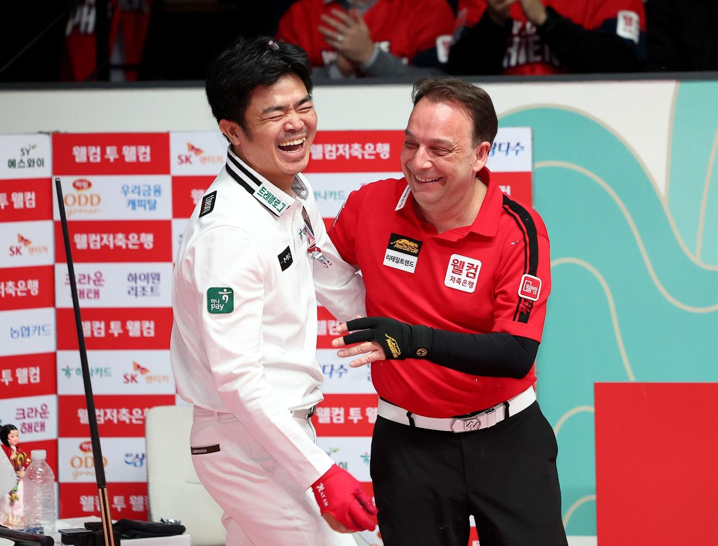 본문 이미지 - 반칙을 자진신고하며 페어플레이 정신을 보인 산체스(오른쪽)(PBA 제공) 