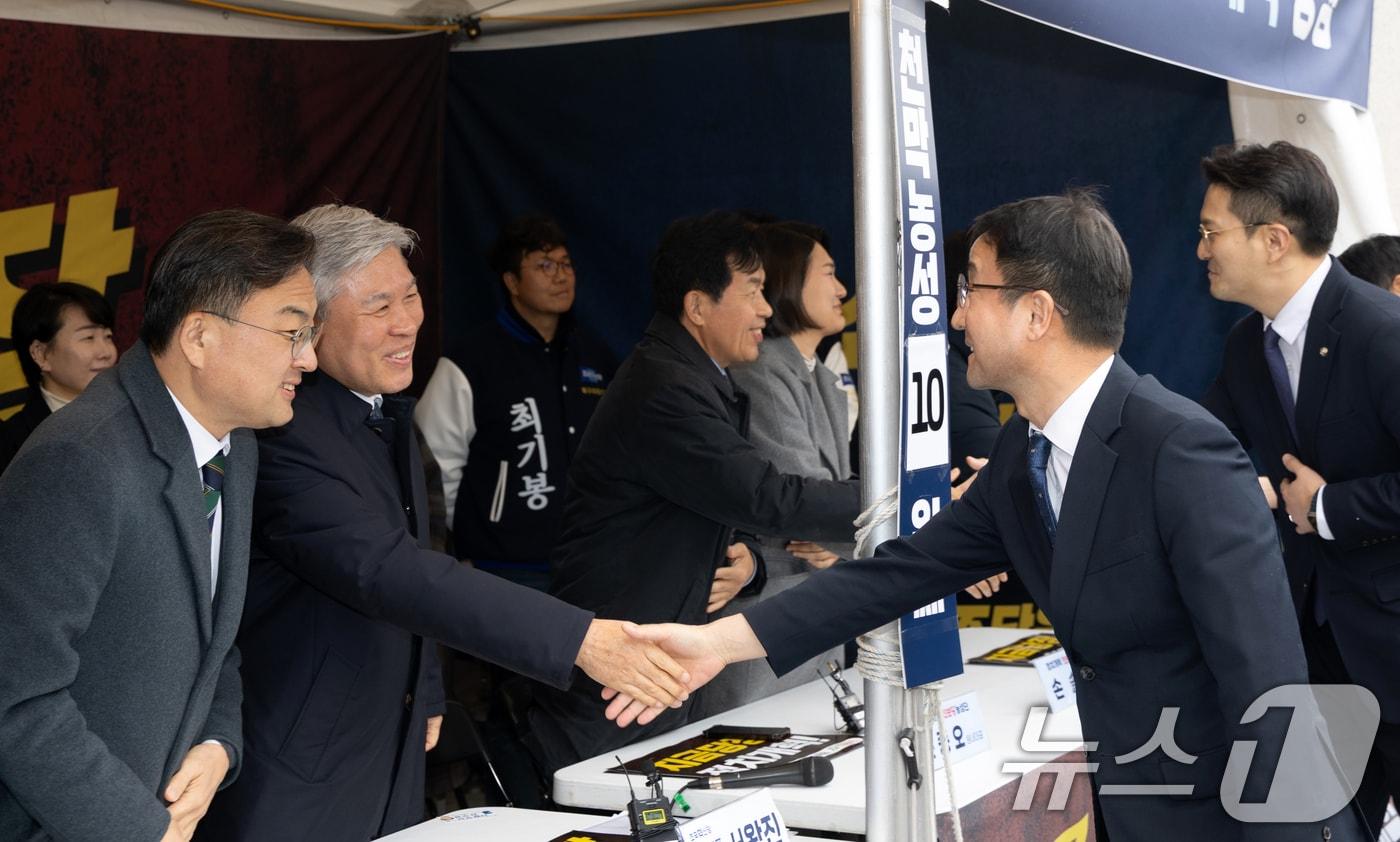 본문 이미지 - 한병도 더불어민주당 원내대표가 18일 서울 국회 본청 앞에 마련된 개혁진보 4당 정치개혁 천막농성장을 찾아 서왕진 조국혁신당 원내대표와 인사하고 있다. 2026.3.18 ⓒ 뉴스1 이승배 기자