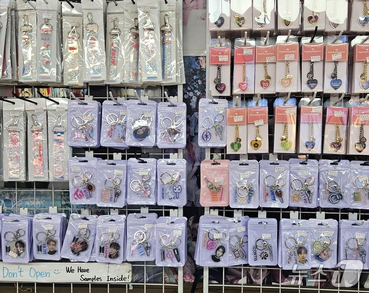 본문 이미지 - 지식재산처는 방탄소년단 컴백 라이브 공연을 앞두고 K-팝 아이돌 상표를 무단 도용한 불법 굿즈 판매를 집중 단속했다.(지식재산처 제공.재판매 및 DB금지)/뉴스1 