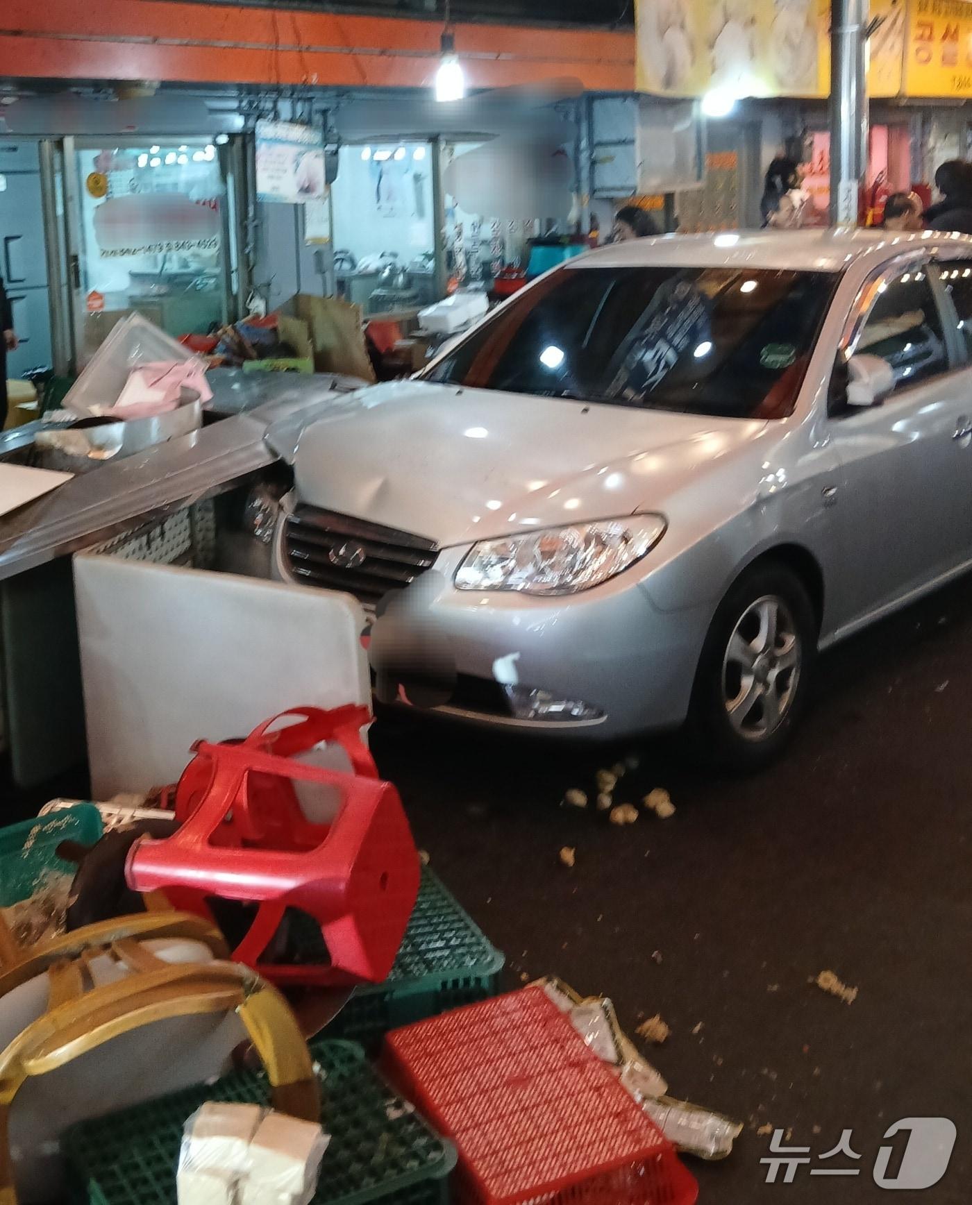 본문 이미지 - 충주 무학시장 승용차 사고 현장.(충주소방서 제공. 재판매 및 DB금지)