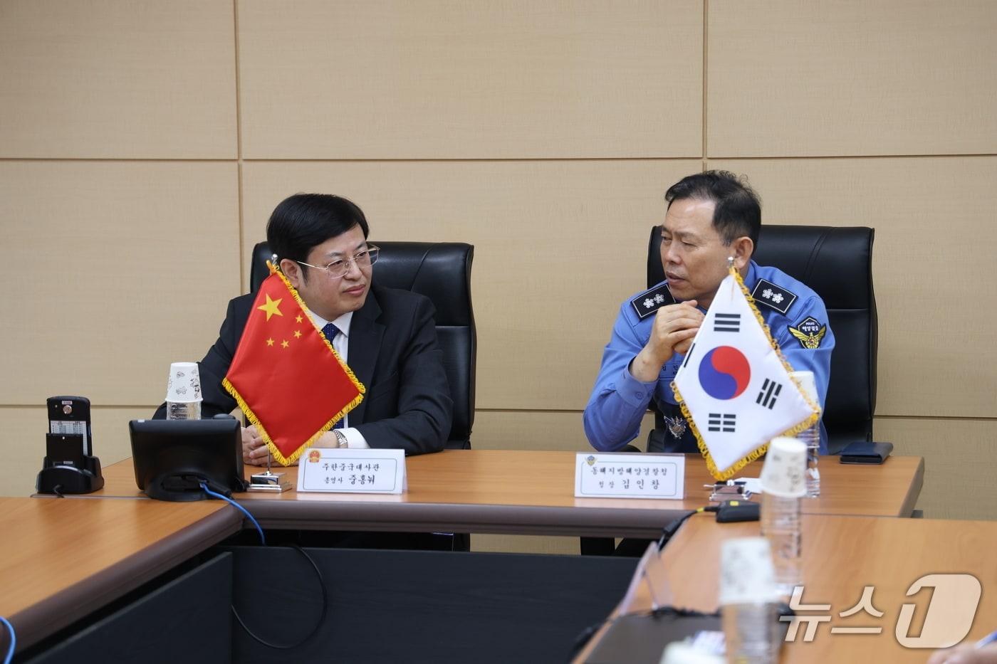 본문 이미지 - 김인창 동해해양경찰청장이 18일 청사를 방문한 주한 중국대사관 중홍눠 총영사를 접견하고 협력 체계 강화 방안을 논의하고 있다.(동해해경청 제공, 재판매 및 DB 금지) 2026.3.18/뉴스1