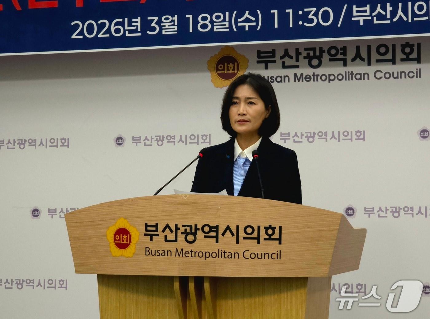 본문 이미지 - 우성빈 기장군수 출마예정자가 18일 부산시의회 브리핑룸에서 A종교단체의 고발을 규탄하는 기자회견을 하고 있다.2026.3.18 ⓒ 뉴스1 이주현 기자