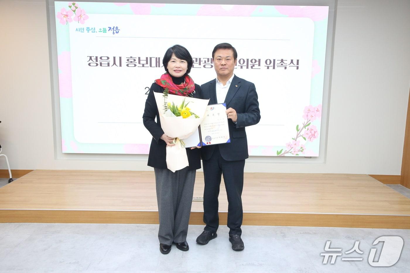 본문 이미지 - 18일 노미경 여행 작가가 전북 정읍시 홍보대사로 위촉된 뒤 이학수 시장과 기념 촬영을 하고 있다.(정읍시 제공. 재판매 및 DB금지)/뉴스1